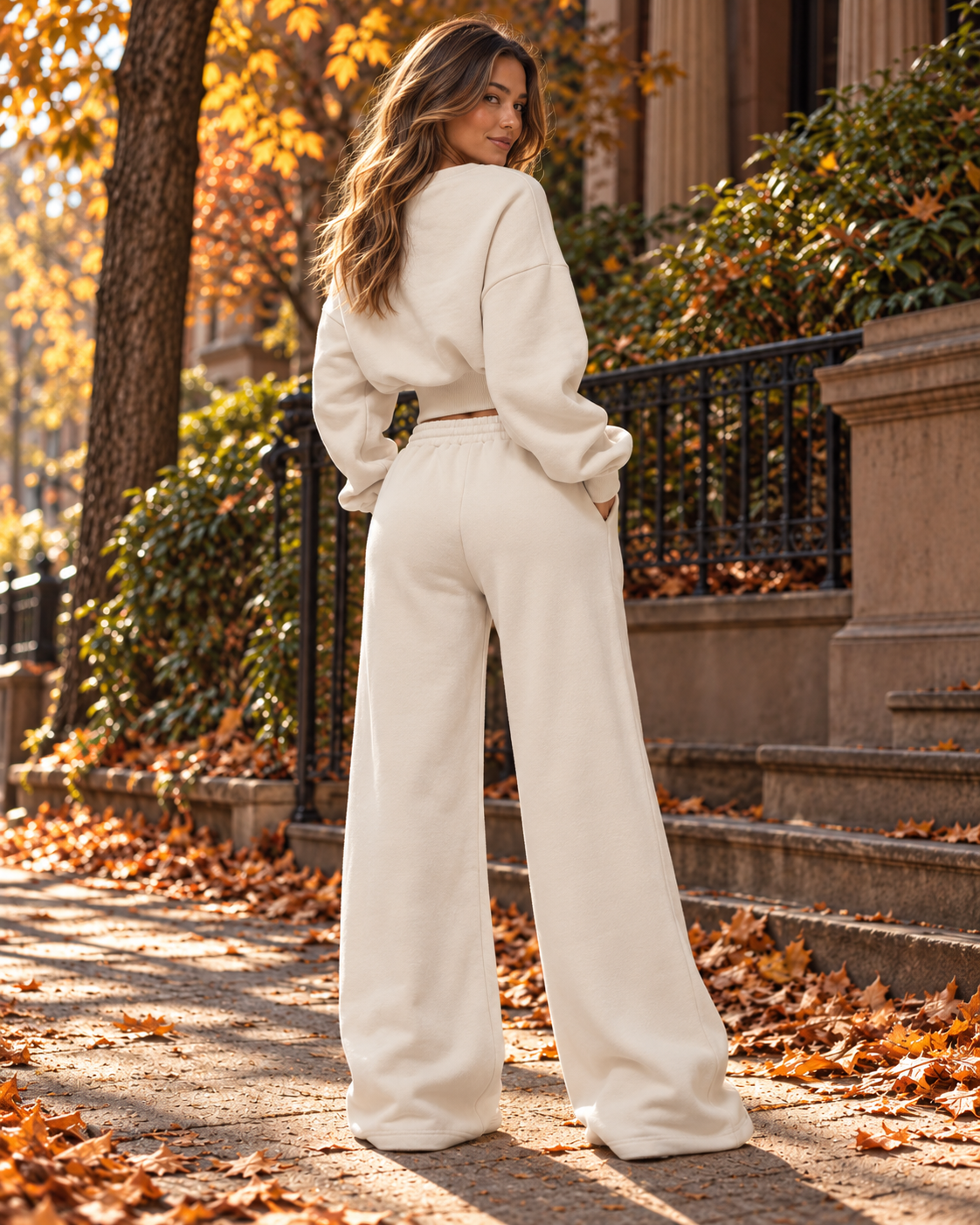 Off White široko rebrasti kratki sweatshirt s užećim strukom i spuštenim ramenima, osnovni casual loungewear za svaki dan, jesen