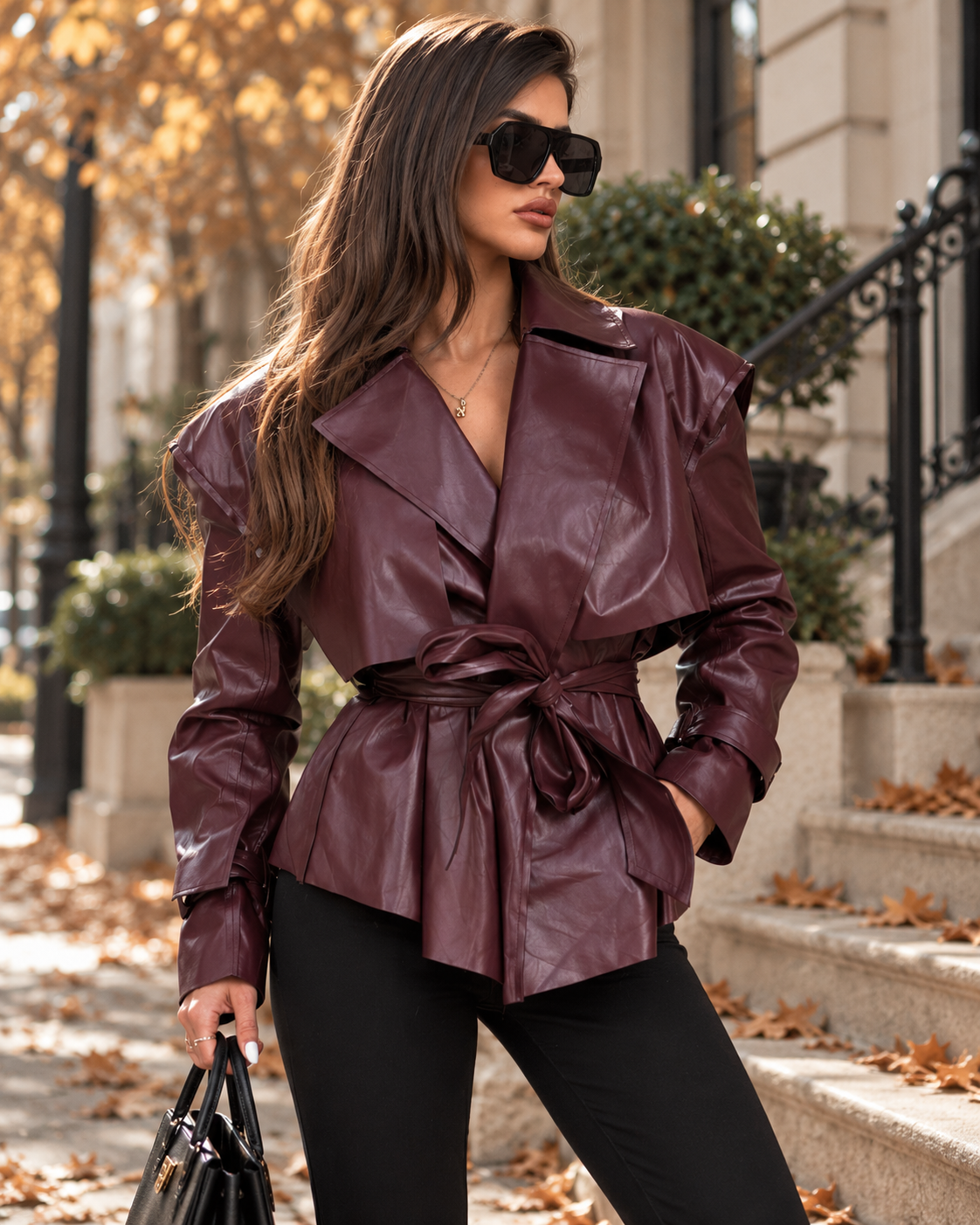 Ženska elegantna moderna kožna PU jakna u boji bordo s istaknutim strukom i uskim krojem, zimski outfit za žene, zimski gornji sloj, zimska jakna