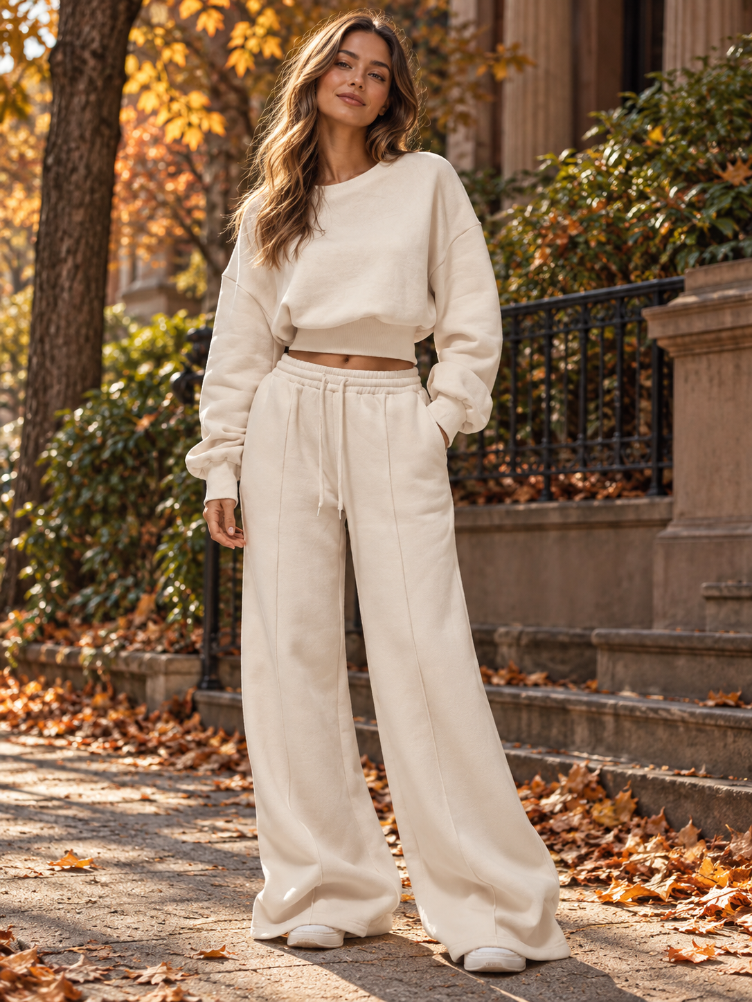 Off White široko rebrasti kratki sweatshirt s užećim strukom i spuštenim ramenima, osnovni casual loungewear za svaki dan, jesen