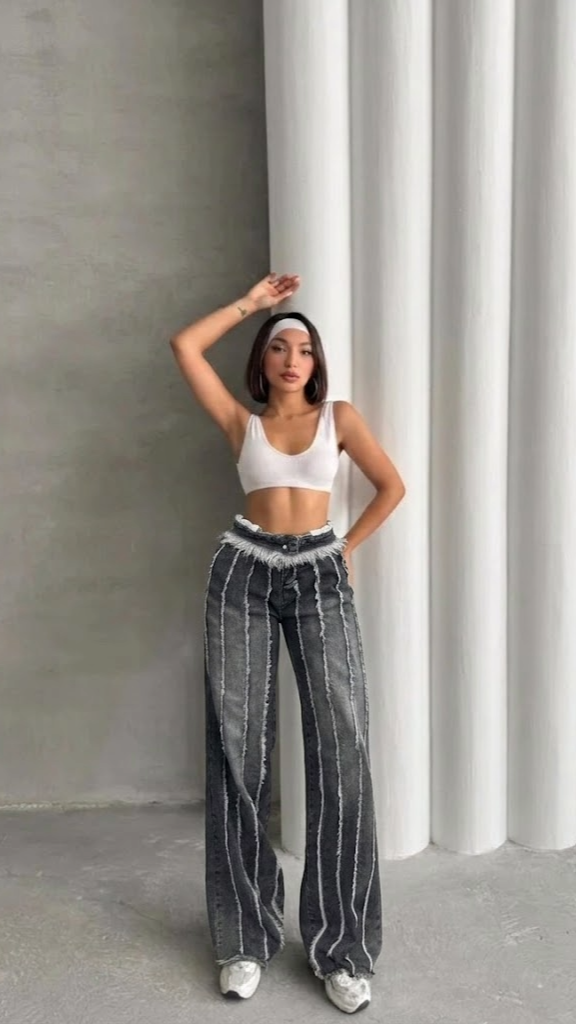 Vintage izlizani široki traperice, srednje strukirane sa ukrasnim šavom i džepovima